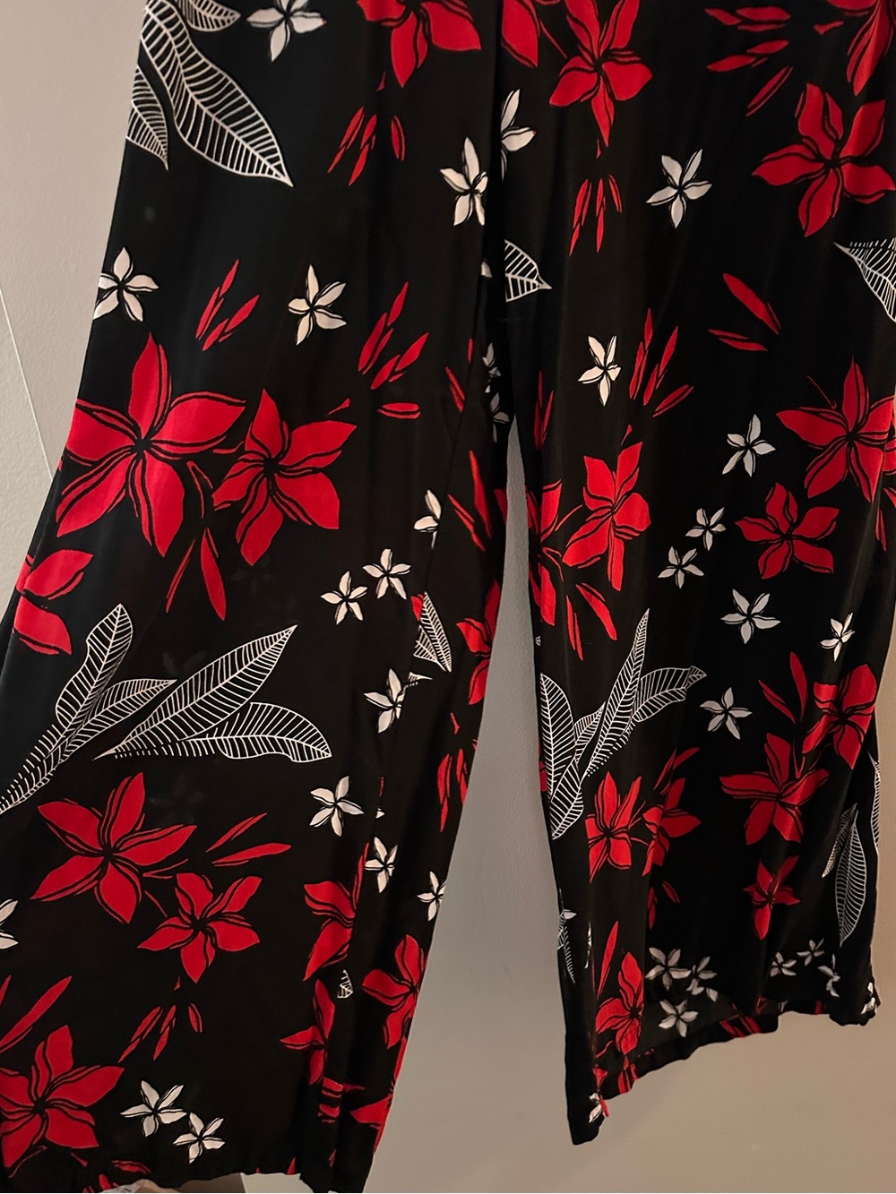 Wahine Toa Black Floral Hawaiian print Palazzo pants with Red & White Blooms XL